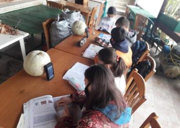 Τσίπρας: Κατάντια για τη χώρα να κάνουν παιδιά μάθημα σε καφενείο – Οι άνθρωποι δεν έχουν επαφή με την πραγματικότητα (pics)