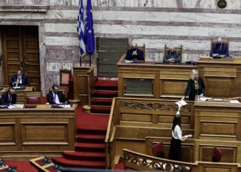 Γεννηματά κατά Μητσοτάκη: Έπρεπε να είχε μπει καραντίνα 14 ημέρες, αλλά αυτός ήρθε στη Βουλή (Video)