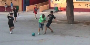 Συνέλαβαν ανήλικα παιδιά επειδή έπαιζαν μπάλα στο χωριό