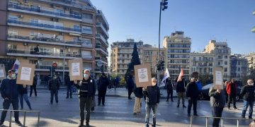 Alldaynews.gr ΤΩΡΑ στη Θεσσαλονίκη: Αιφνιδιαστική διαδήλωση του ΠΑΜΕ μπροστά στο ΥΜΑΘ – Επί ποδός η ΕΛΑΣ (video)