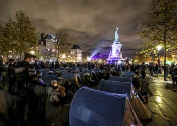 Παρίσι: Άγριο ξύλο από επέμβαση της Αστυνομίας σε παράνομο καταυλισμό προσφύγων (Video)