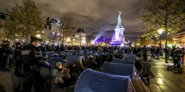 Alldaynews.gr Παρίσι: Άγριο ξύλο από επέμβαση της Αστυνομίας σε παράνομο καταυλισμό προσφύγων (Video)