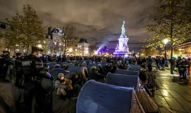 Alldaynews.gr Παρίσι: Άγριο ξύλο από επέμβαση της Αστυνομίας σε παράνομο καταυλισμό προσφύγων (Video)