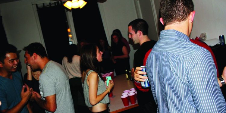 Alldaynews.gr Θεσσαλονίκη: Η Αστυνομία έπιασε 20 φοιτητές να κάνουν πάρτι σε διαμέρισμα εν μέσω lockdown