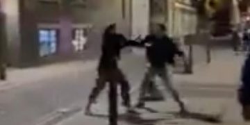 Alldaynews.gr Άγριο ξύλο: Τον έριξε κάτω και τον γρονθοκοπούσε στα γεννητικά όργανα (Video)