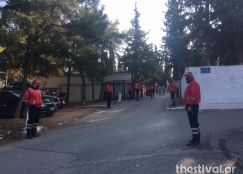 Ρίγη συγκίνησης στο τελευταίο αντίο στον Σάκη Σωτηράκη (video)