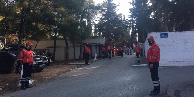 Ρίγη συγκίνησης στο τελευταίο αντίο στον Σάκη Σωτηράκη (video)