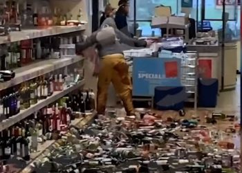 Μπούκαρε σε σούπερ μάρκετ και έσπασε 500 μπουκάλια (vid)