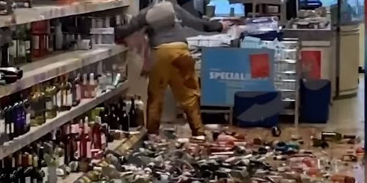 Μπούκαρε σε σούπερ μάρκετ και έσπασε 500 μπουκάλια (vid)
