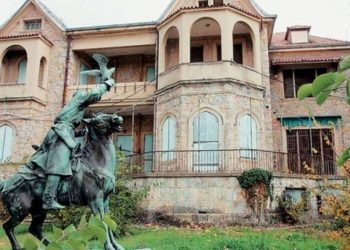 Τατόι – Απίστευτη Ανακάλυψη: Βρέθηκαν θαμμένες 70 βαλίτσες της Φρειδερίκης – Τι περιέχουν