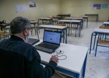 Ξεκινά από σήμερα η τηλεκπαίδευση σε δημοτικά και νηπιαγωγεία – Τι ισχύει για γονείς και εκπαιδευτικούς