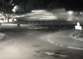 Σοκαριστικό βίντεο από ατύχημα: Αυτοκίνητο που οδηγούσε στρατιωτικός πέταξε στον αέρα και καρφώθηκε σε εκκλησία!