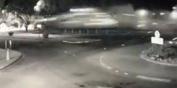 Alldaynews.gr Σοκαριστικό βίντεο από ατύχημα: Αυτοκίνητο που οδηγούσε στρατιωτικός πέταξε στον αέρα και καρφώθηκε σε εκκλησία!