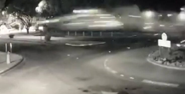 Alldaynews.gr Σοκαριστικό βίντεο από ατύχημα: Αυτοκίνητο που οδηγούσε στρατιωτικός πέταξε στον αέρα και καρφώθηκε σε εκκλησία!