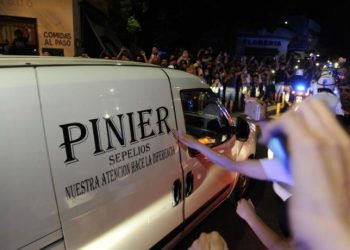 Σπαραγμός για τον Ντιέγο: χιλιάδες στους δρόμους κατά τη μεταφορά της σωρού του Μαραντόνα (vids)