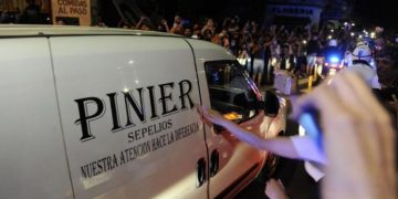 Alldaynews.gr Σπαραγμός για τον Ντιέγο: χιλιάδες στους δρόμους κατά τη μεταφορά της σωρού του Μαραντόνα (vids)