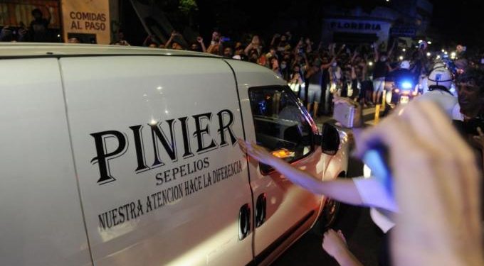 Alldaynews.gr Σπαραγμός για τον Ντιέγο: χιλιάδες στους δρόμους κατά τη μεταφορά της σωρού του Μαραντόνα (vids)