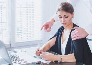 Έρευνα στην Ελλάδα για σ3ξουαλική παρενόχληση στην εργασία- Το 85% των γυναικών έχει πέσει θύμα