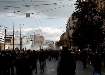 Αύρες της ΕΛ.ΑΣ ρίχνουν νερό στους συγκεντρωθέντες του ΚΚΕ για να διαλυθούν (video)