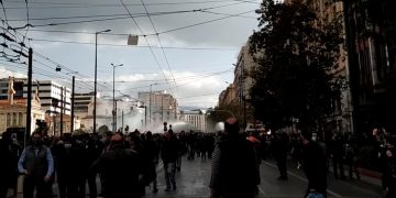 Alldaynews.gr Αύρες της ΕΛ.ΑΣ ρίχνουν νερό στους συγκεντρωθέντες του ΚΚΕ για να διαλυθούν (video)