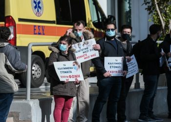 Διαμαρτυρία υγειονομικών στον “Ευαγγελισμό” την ώρα που πραγματοποιούνταν οι πρώτοι εμβολιασμοί