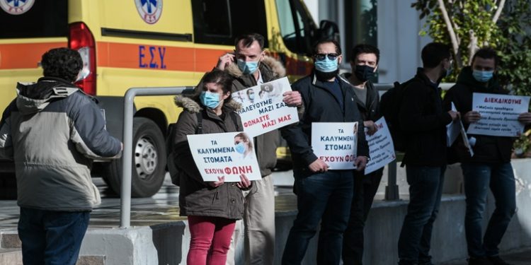 Alldaynews.gr Διαμαρτυρία υγειονομικών στον “Ευαγγελισμό” την ώρα που πραγματοποιούνταν οι πρώτοι εμβολιασμοί