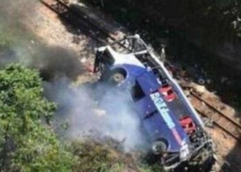 Τουλάχιστον 16 νεκροί από την πτώση λεωφορείου από οδογέφυρα