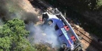 Alldaynews.gr Τουλάχιστον 16 νεκροί από την πτώση λεωφορείου από οδογέφυρα