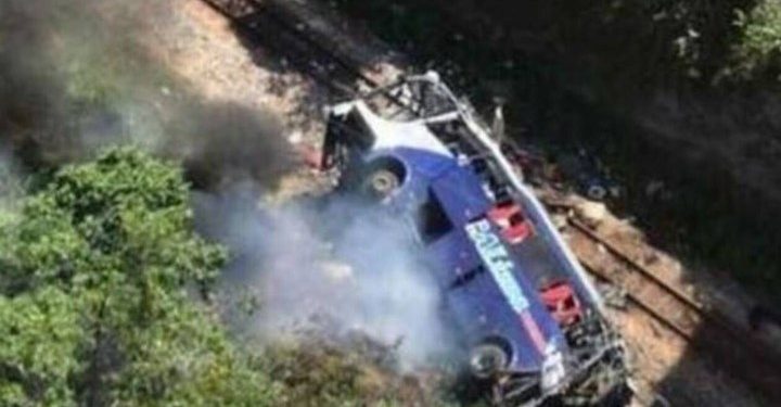 Alldaynews.gr Τουλάχιστον 16 νεκροί από την πτώση λεωφορείου από οδογέφυρα