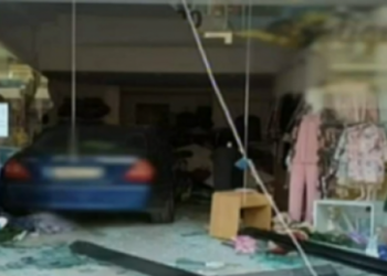 Καταστροφικό click away στο Ίλιον – Μπέρδεψε την όπισθεν και μπούκαρε σε κατάστημα (vid)