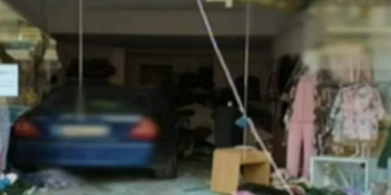 Alldaynews.gr Καταστροφικό click away στο Ίλιον – Μπέρδεψε την όπισθεν και μπούκαρε σε κατάστημα (vid)