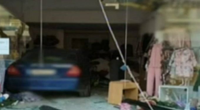 Alldaynews.gr Καταστροφικό click away στο Ίλιον – Μπέρδεψε την όπισθεν και μπούκαρε σε κατάστημα (vid)