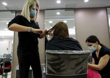 Πότε ανοίγουν κομμωτήρια και καταστήματα