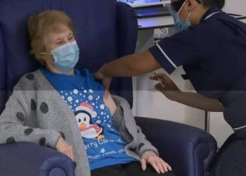 90χρονη η πρώτη Βρετανή που έκανε το εμβόλιο κατά του κορονοϊού