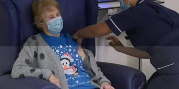 Alldaynews.gr 90χρονη η πρώτη Βρετανή που έκανε το εμβόλιο κατά του κορονοϊού