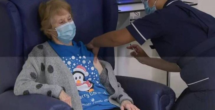 Alldaynews.gr 90χρονη η πρώτη Βρετανή που έκανε το εμβόλιο κατά του κορονοϊού