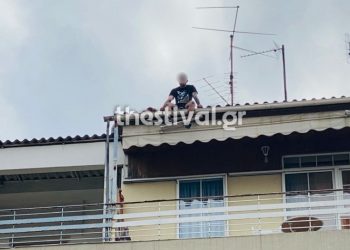 Θεσσαλονίκη-Τώρα: 25χρονος απειλεί να βουτήξει στο κενό από ταράτσα πολυκατοικίας[photo]