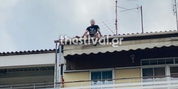 Θεσσαλονίκη-Τώρα: 25χρονος απειλεί να βουτήξει στο κενό από ταράτσα πολυκατοικίας[photo]