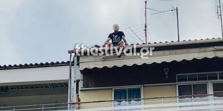Θεσσαλονίκη-Τώρα: 25χρονος απειλεί να βουτήξει στο κενό από ταράτσα πολυκατοικίας[photo]