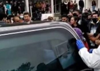 Τραγικές εικόνες συνωστισμού σε κηδεία Ρομά![video]