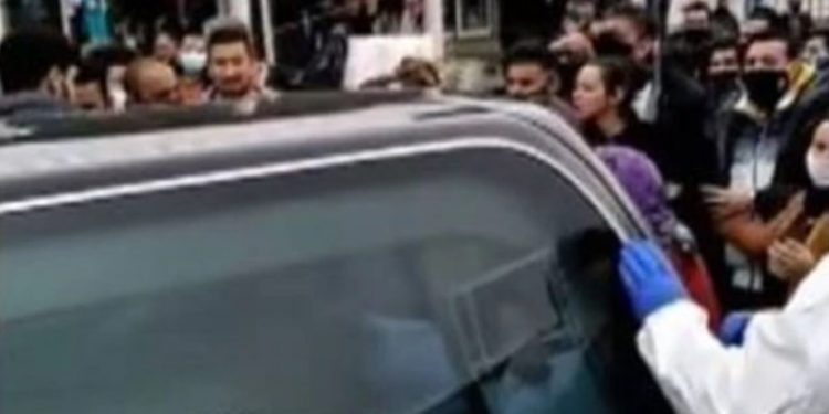 Τραγικές εικόνες συνωστισμού σε κηδεία Ρομά![video]