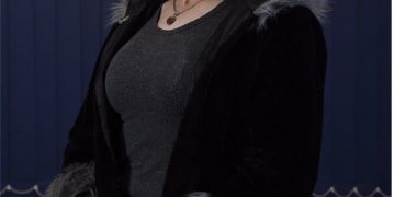 Alldaynews.gr Αστυνομικός πηγαίνει στο Τμήμα με περούκα και κραγιόν