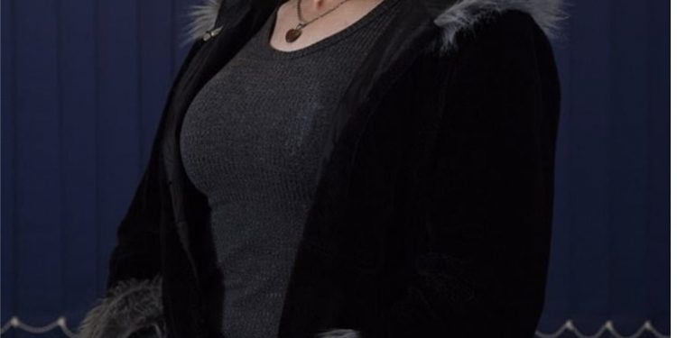 Alldaynews.gr Αστυνομικός πηγαίνει στο Τμήμα με περούκα και κραγιόν