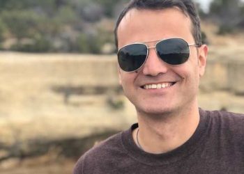 Αυτός είναι ο Έλληνας γιατρός που έκανε από τους πρώτους το εμβόλιο του κορωνοϊού