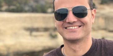 Alldaynews.gr Αυτός είναι ο Έλληνας γιατρός που έκανε από τους πρώτους το εμβόλιο του κορωνοϊού