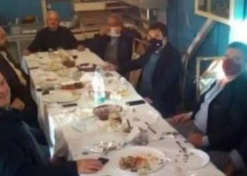 Lockdown: Χαμός με το τραπέζωμα Δημάρχου χωρίς μάσκες