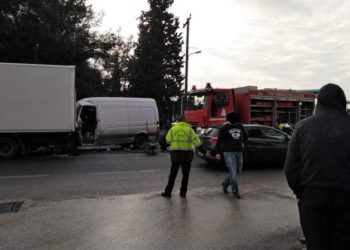 Θεσσαλονίκη: Βανάκι έπεσε σε γερανό της Τροχαίας – Νεκρός ο οδηγός του
