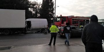 Alldaynews.gr Θεσσαλονίκη: Βανάκι έπεσε σε γερανό της Τροχαίας – Νεκρός ο οδηγός του