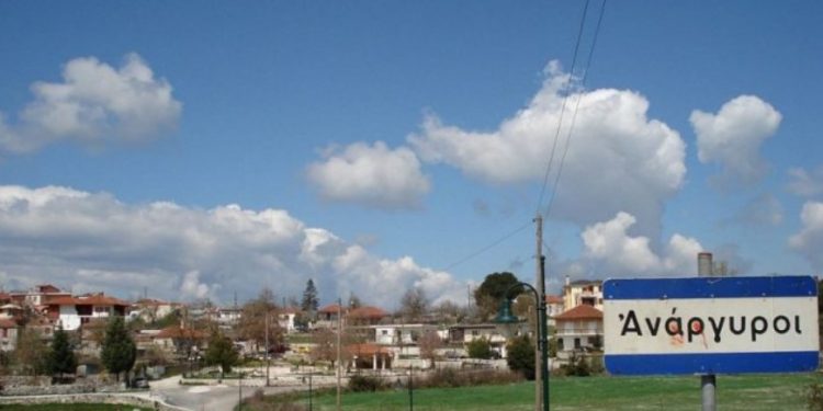 «Αν φύγουν θα πεθάνουν»: Το ελληνικό χωριό που βουλιάζει 1,5 πόντο τη μέρα πρέπει να χάσει τους κατοίκους του