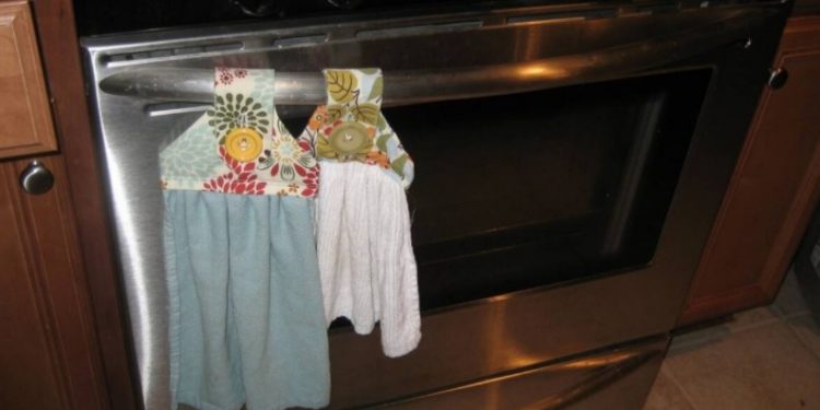 Alldaynews.gr Κρεμάς την πετσέτα στη πόρτα του φούρνου; Σταμάτησέ το αμέσως!